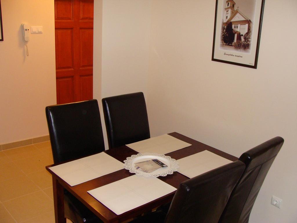 Centrum Business Apartman Szekszárd Apartamento Quarto foto